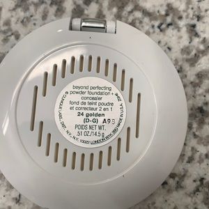 Clinique beyond perfecting powder foundation